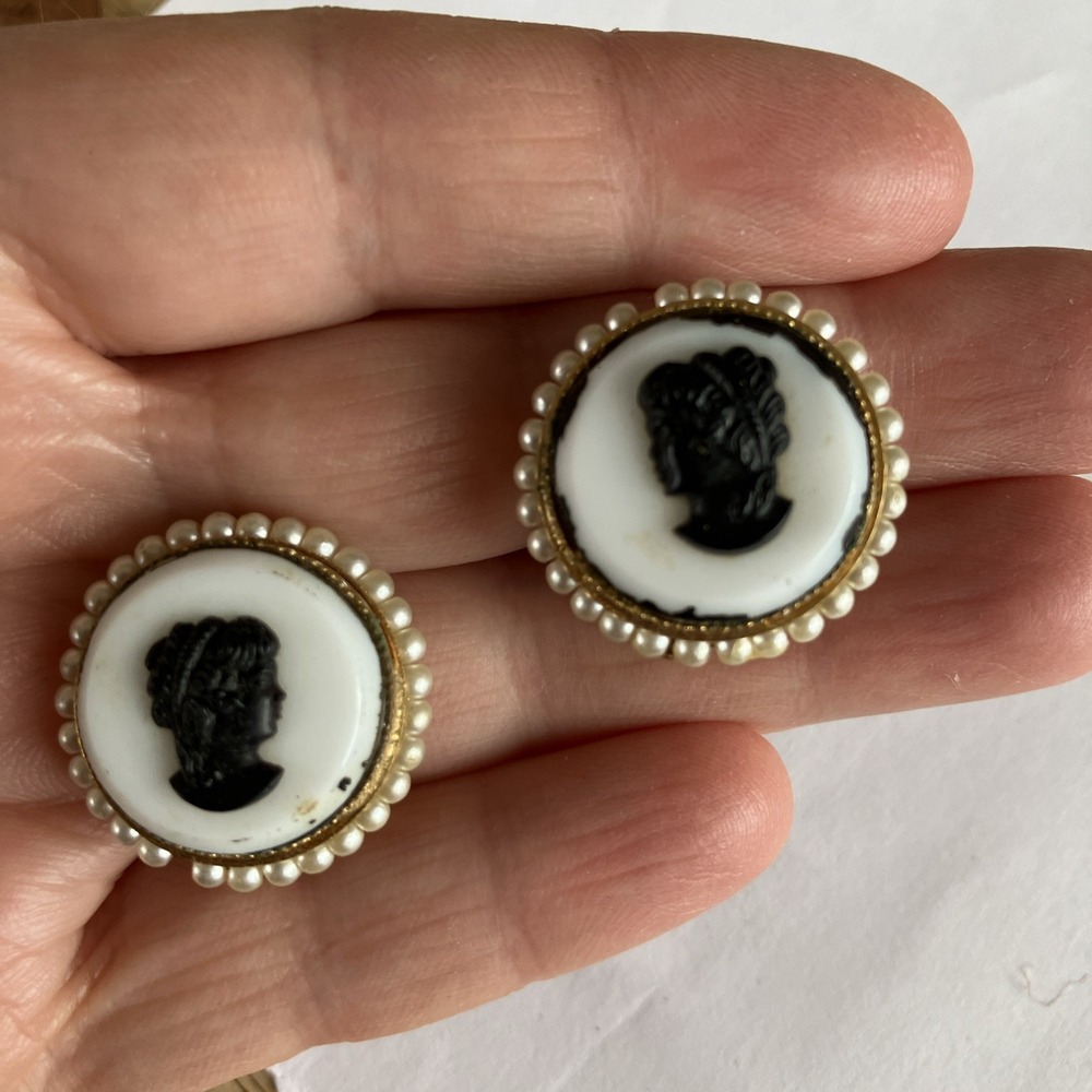 Vintage Cameo Clip On Earrings w/Faux Pearl Halo Gold Tone 1950s-60s Unmarked